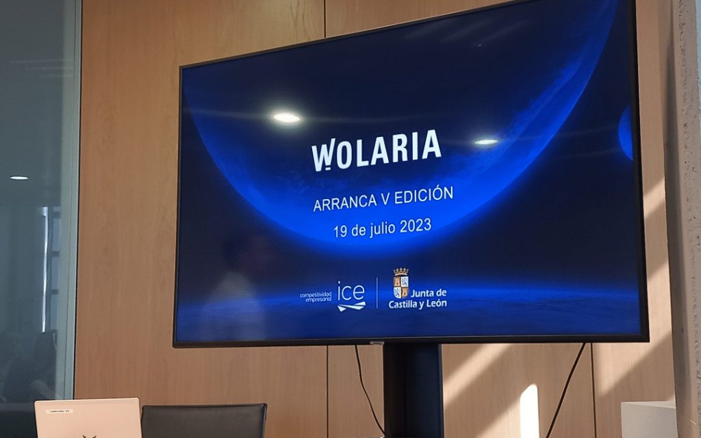 Un monitor que muestra el inicio de la quinta edición de WOLARIA el 19 de julio de 2023, con logos de hielo, Junta de Castilla y León y Acc